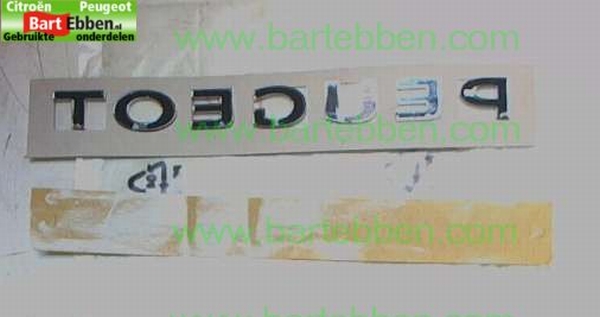 EMBLEEM LETTERS PEUGEOT OP ACHTERKLEP ALLEN HYBRID EN FACELIFT/ ZIE.8666CG