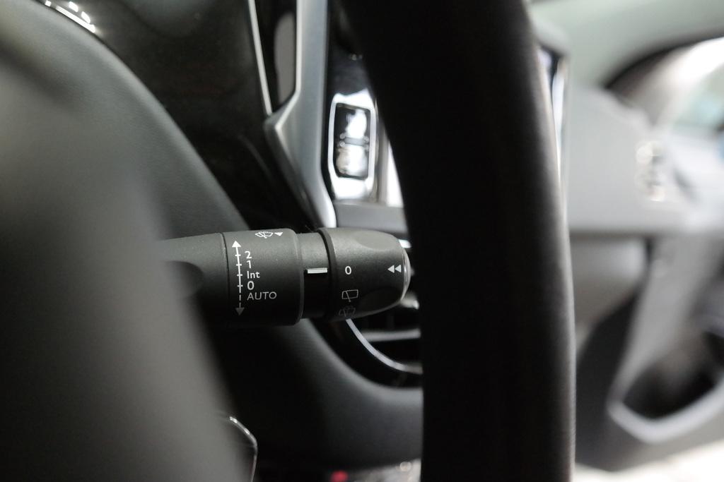 PEUGEOT 208 BERLINE