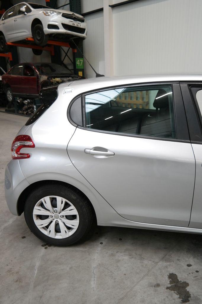 PEUGEOT 208 BERLINE