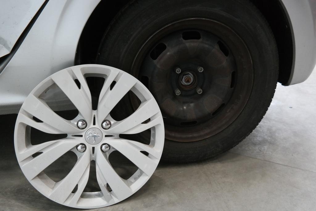 PEUGEOT 208 BERLINE