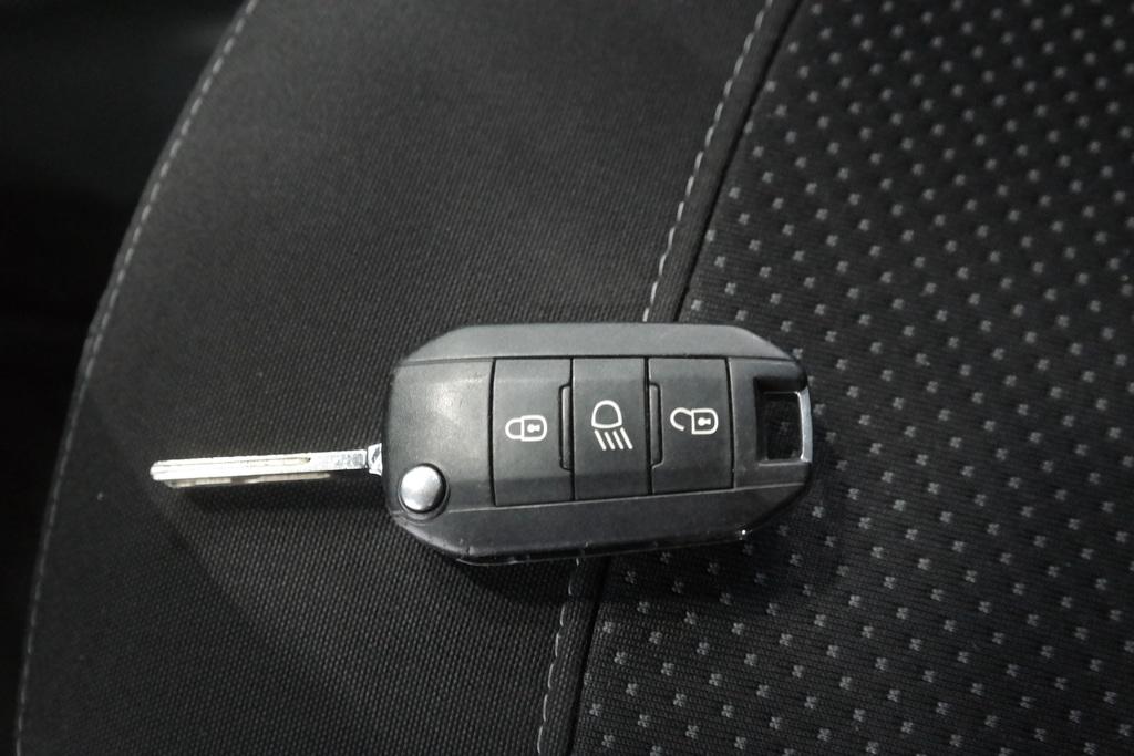 PEUGEOT 208 BERLINE