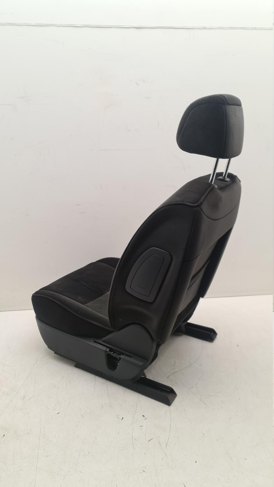 ZWART STOF GEPERFOREERD ALCANTARA UH FT A2 PLUIST WAT / FRAME 8845JJ NFP/ 8862W9 NFP 887412 NFP HDZ ZWART MISTRAL +HOOFDSTEUN 8853S4 +AIRBAG 8216JR