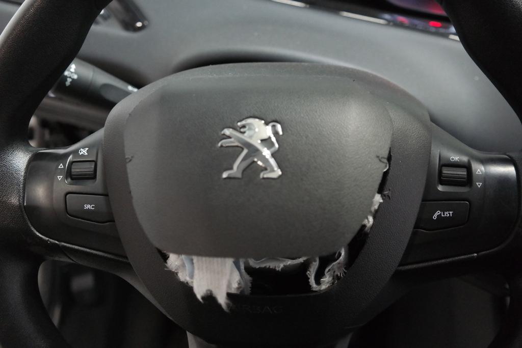 PEUGEOT 208 BERLINE