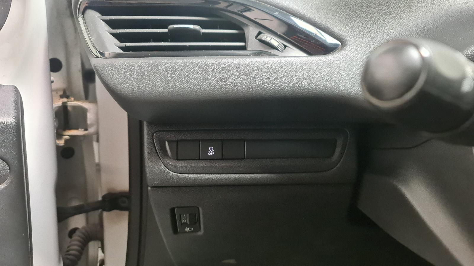 PEUGEOT 208 3 DRS SEDAN