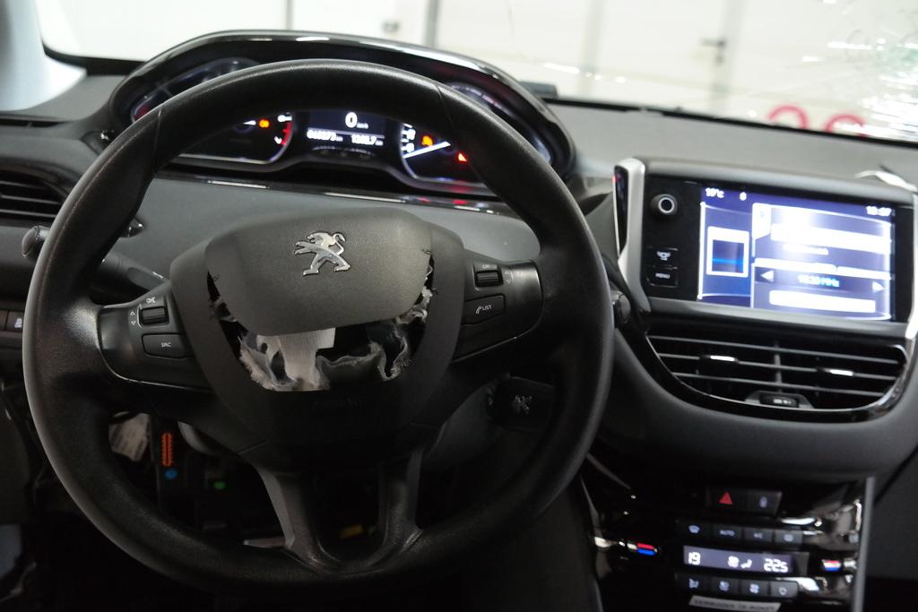 PEUGEOT 208 BERLINE