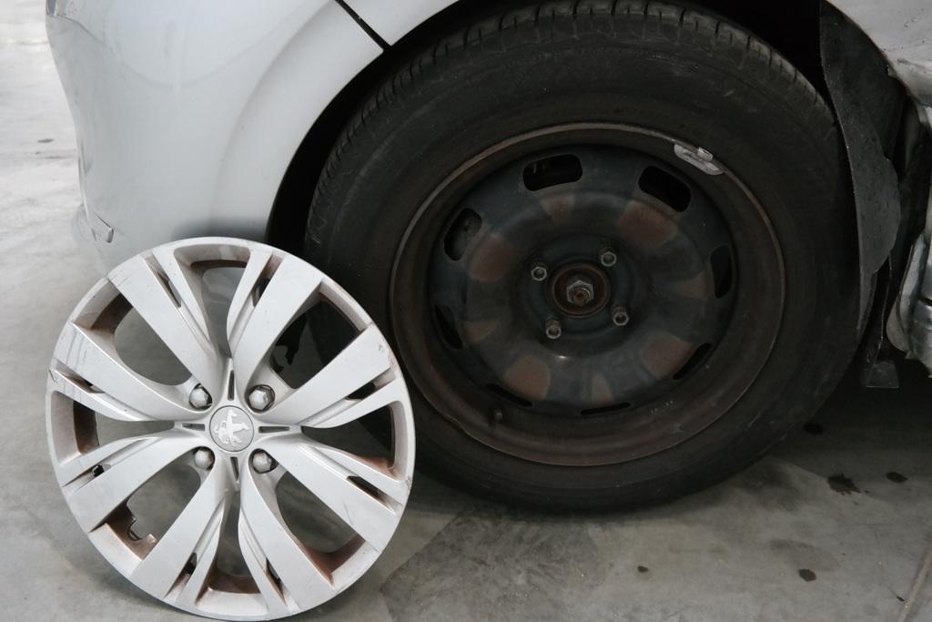 PEUGEOT 208 BERLINE