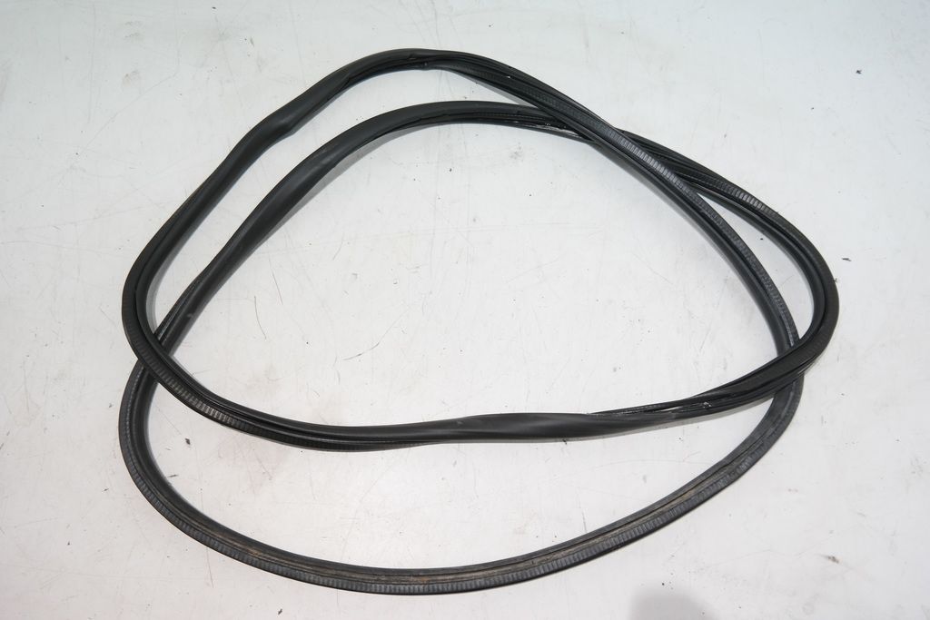 DEURRUBBER LINKS EN RECHTS HETZELFDE/ WIELBASIS 3275/ SCHUIFDEUR/ ZIE 9808414780