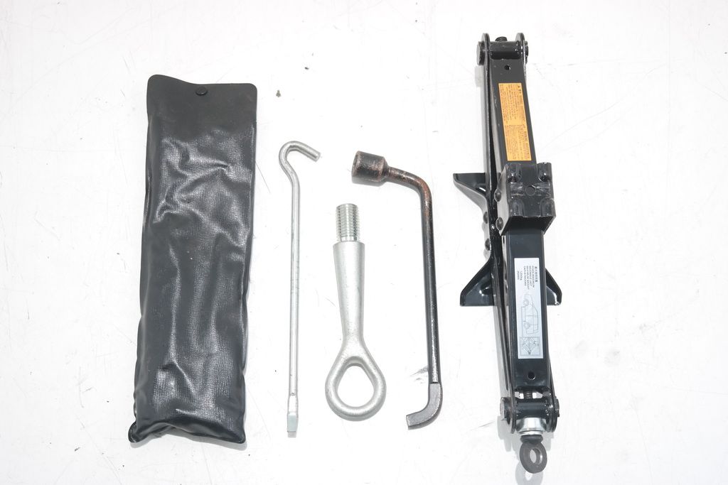 COMPLEET KRIKSET IN ZAK/ ZAK 9200A006 ZIE 670163/ KRIK ZIE 6725A9 1613820080/ WIELSLEUTEL ZIE 671752 1612793580/ KRIKSLEUTEL ZIE 671753 1611826580/ SLEEPOOG ZIE 674419