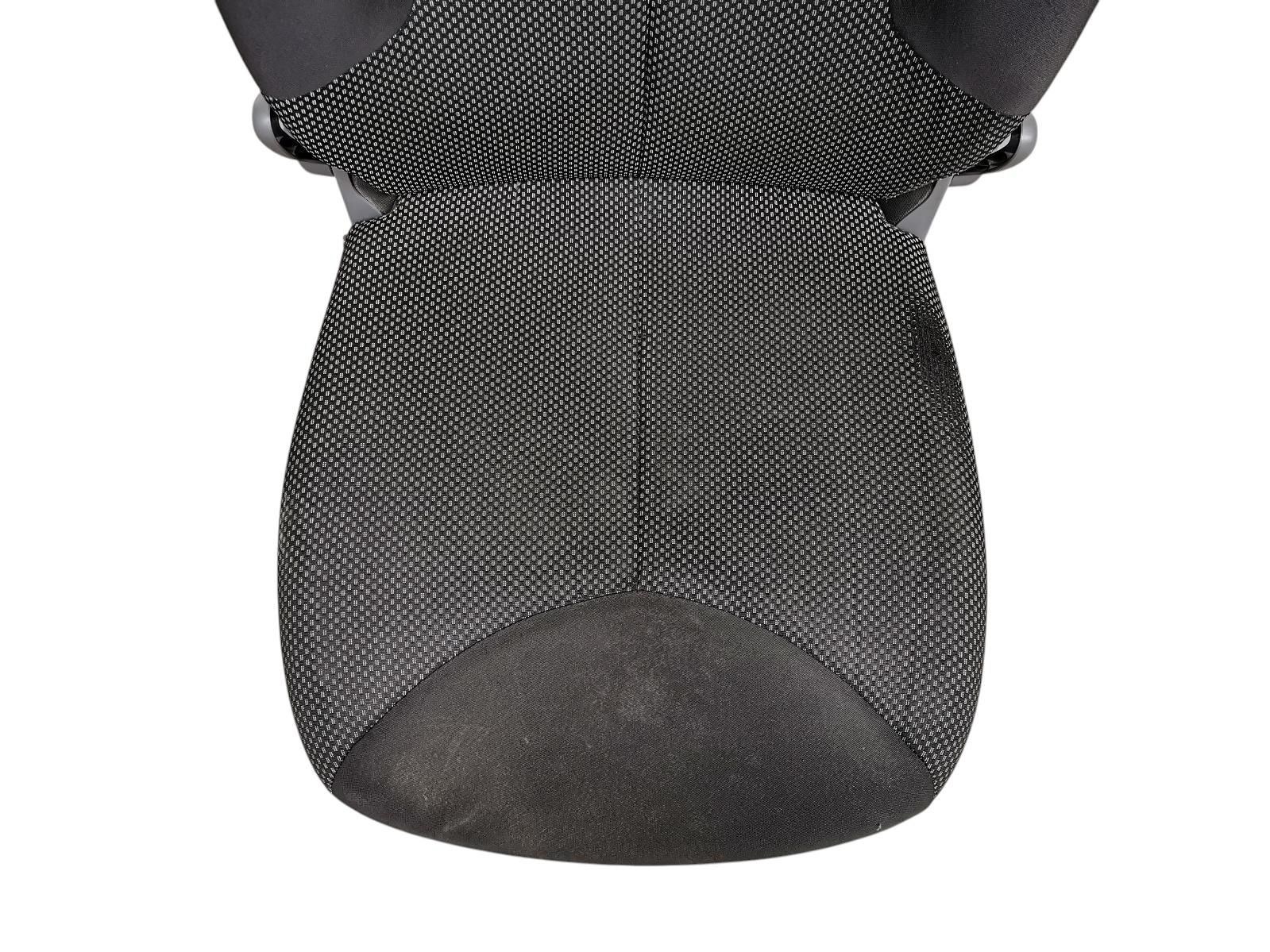 ZWART A2 ZITTING LICHT VERSLETEN, ZIE FOTO'S. 71120YV080B0 MET BEKLEDING ZITDEEL 710710H010B0 RUG 71552YV010 DARK GRAY, TRIM1#&068 , 1E0 , 1E7 , 211 , 3P0 , 3R3 , 6T7 , 8R3 , 8U7 MET AIRBAG 73920YV010B1