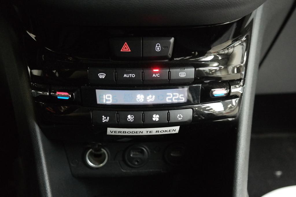 PEUGEOT 208 BERLINE