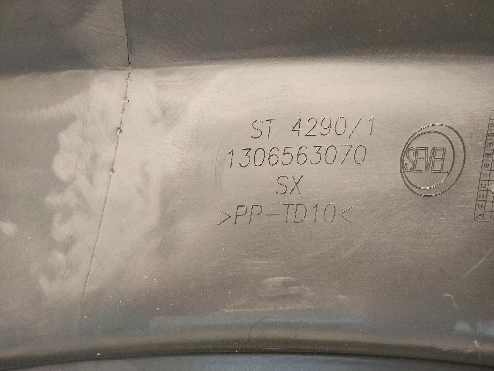 7401GF KLEINE KRAS MET SKIRTGATEN zie foto