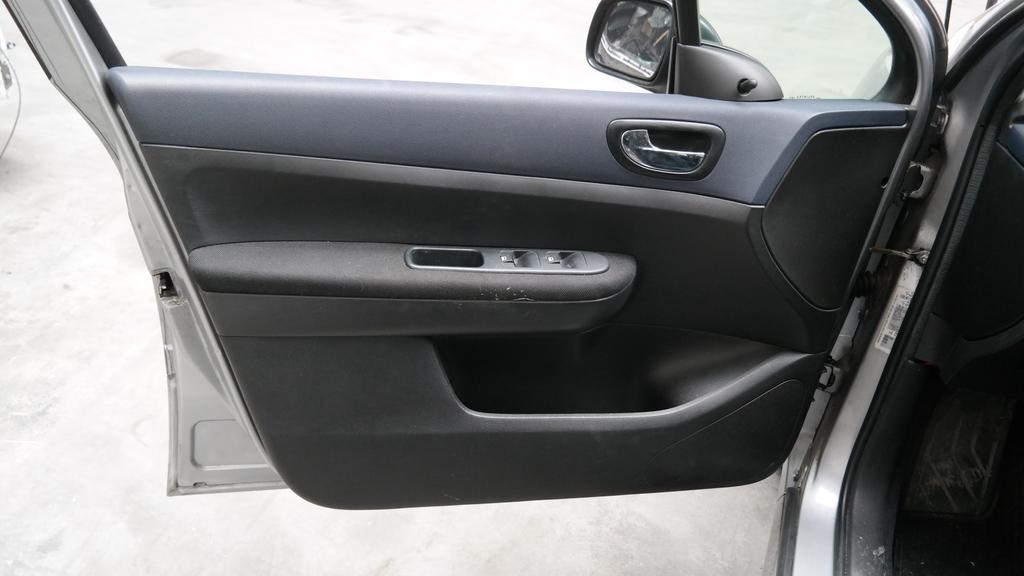 PEUGEOT 307 5 DRS SEDAN