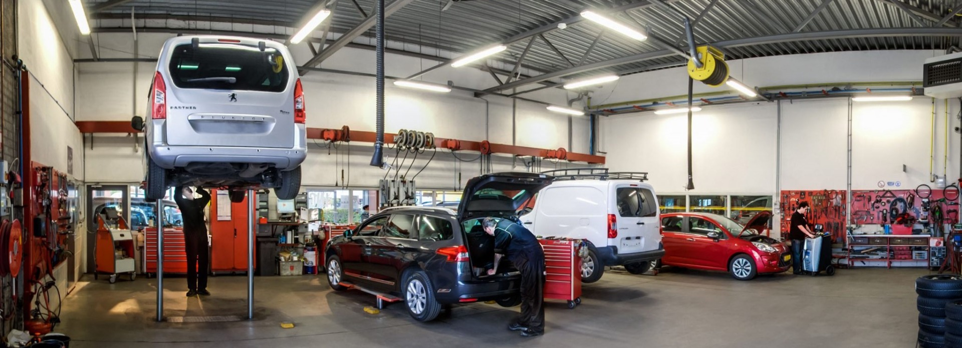 Sehr umfassende Werkstatt im Autohaus Bart Ebben für Citroën Peugeot Renault